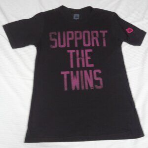 WWE WORLD WRESTLING SUSAN KOMEN SUPPORT TWINS SMALL BLACK  T-SHIRT K670